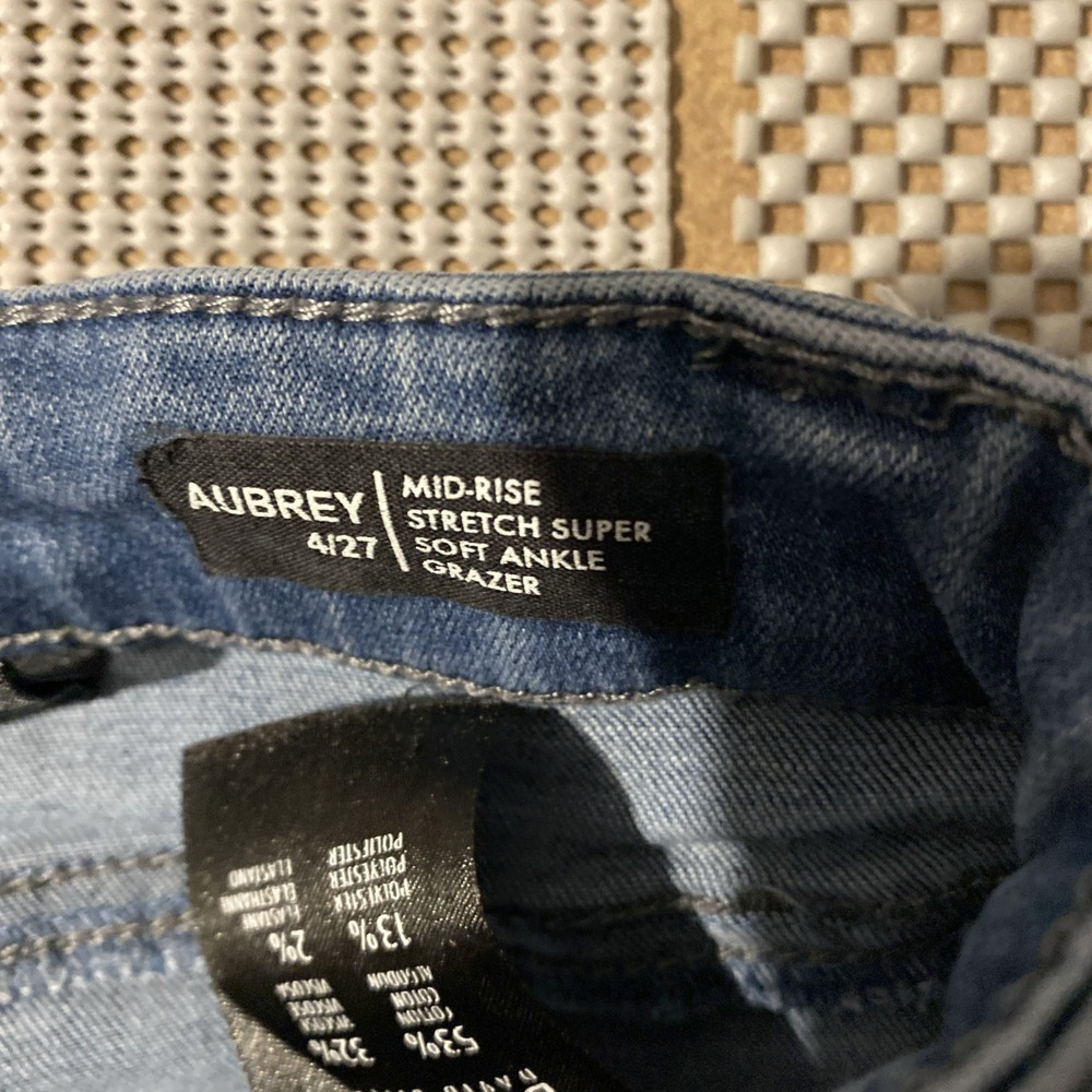 Buffalo David Bitton Aubrey Mid‎ Rise Super Soft Capri Sz 4 / 27 EUC - Picture 4 of 7